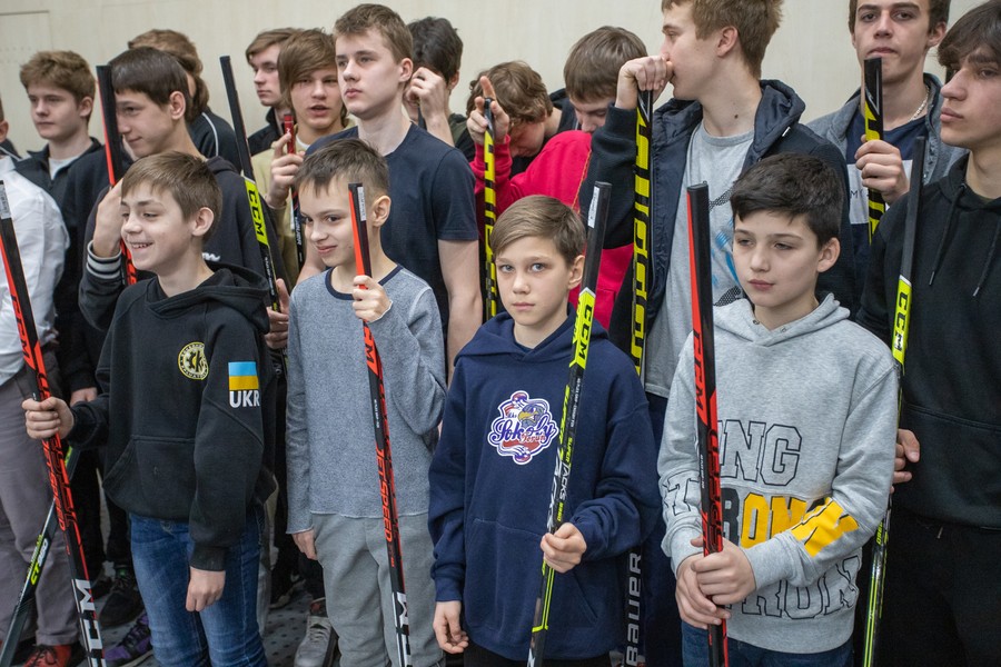 Spotkanie marszałka Piotra Całbeckiego z hokeistami, fot. Mikołaj Kuras dla UMWKP