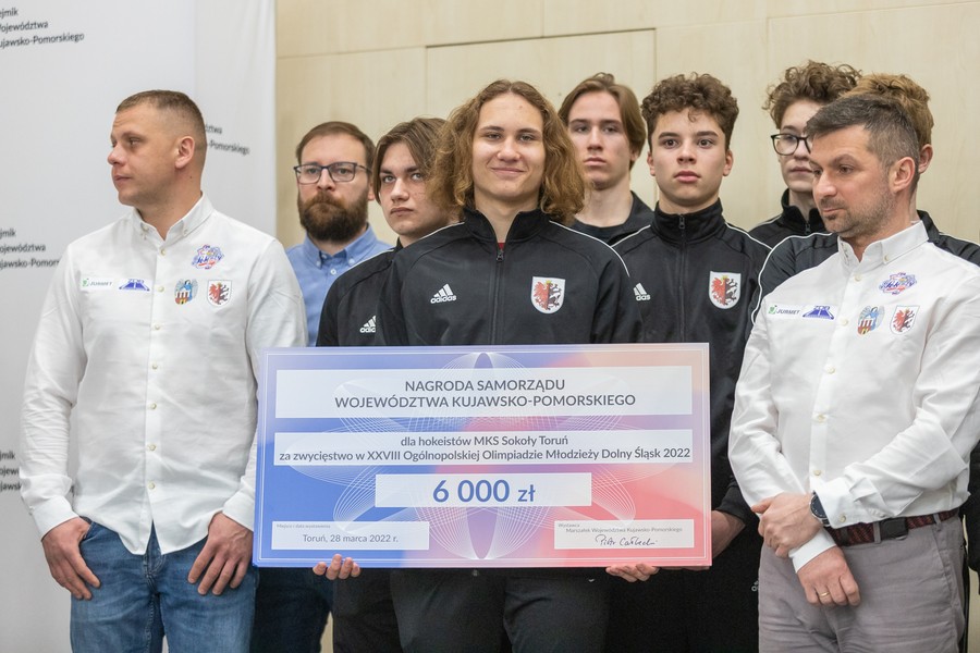 Spotkanie marszałka Piotra Całbeckiego z hokeistami, fot. Mikołaj Kuras dla UMWKP