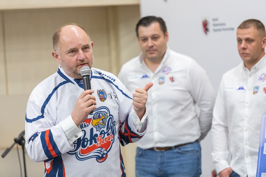 Spotkanie marszałka Piotra Całbeckiego z hokeistami, fot. Mikołaj Kuras dla UMWKP