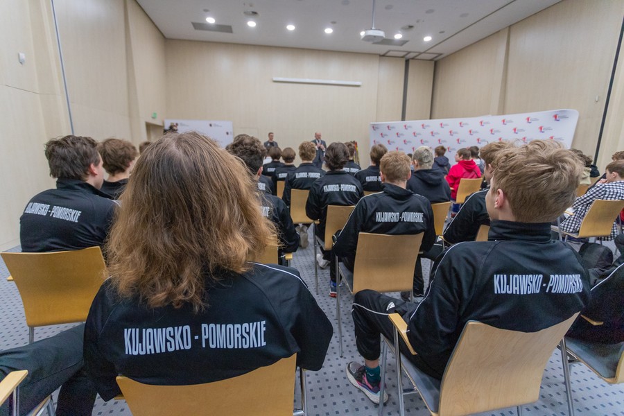 Spotkanie marszałka Piotra Całbeckiego z hokeistami, fot. Mikołaj Kuras dla UMWKP