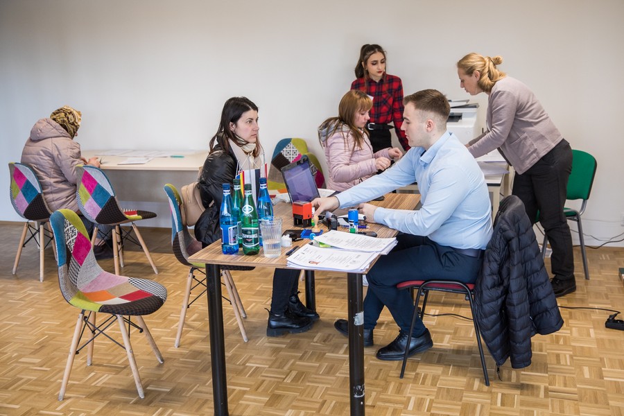 Dyżur wicekonsula w punkcie informacyjno-doradczym w Toruniu, fot. Andrzej Goiński/UMWKP