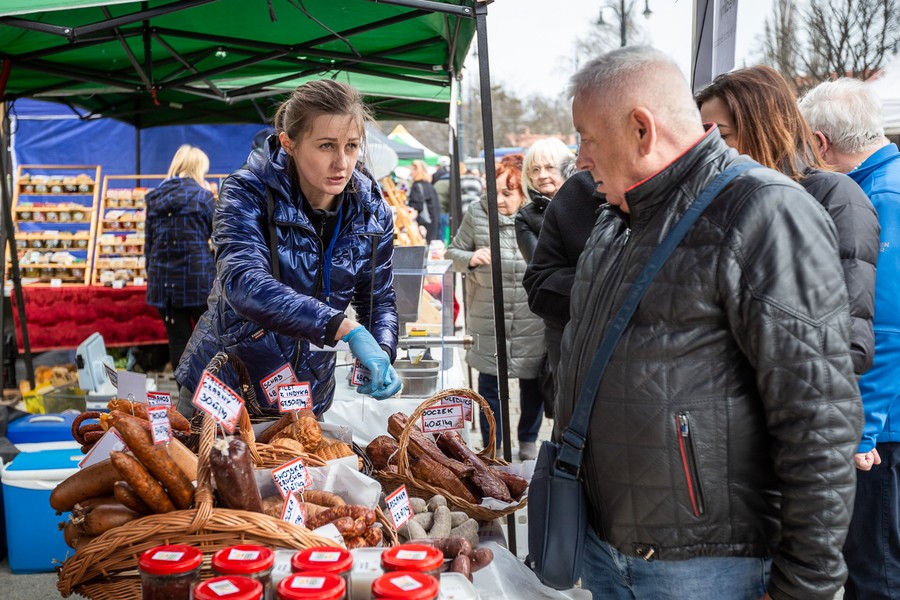 Wielkanocny jarmark przed Urzędem Marszałkowskim, fot. Szymon Zdziebło/tarantoga.pl dla UMWKP