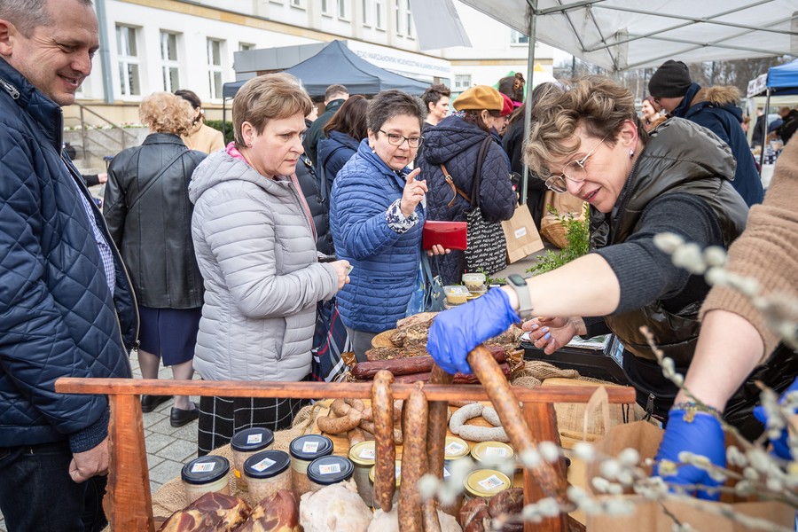 Wielkanocny jarmark przed Urzędem Marszałkowskim, fot. Szymon Zdziebło/tarantoga.pl dla UMWKP