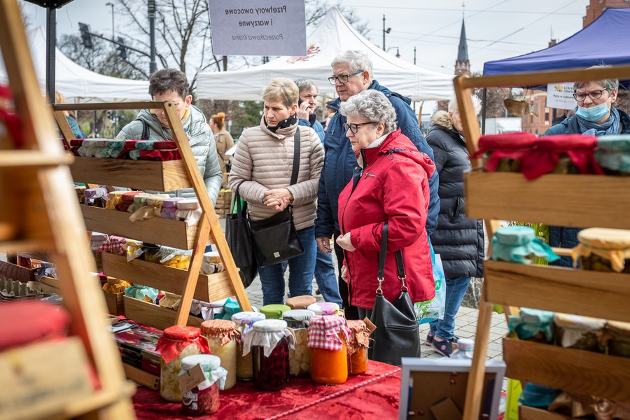 Wielkanocny jarmark przed Urzędem Marszałkowskim, fot. Szymon Zdziebło/tarantoga.pl dla UMWKP