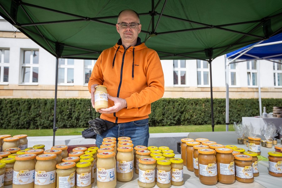 Wielkanocny jarmark przed Urzędem Marszałkowskim, fot. Szymon Zdziebło/tarantoga.pl dla UMWKP