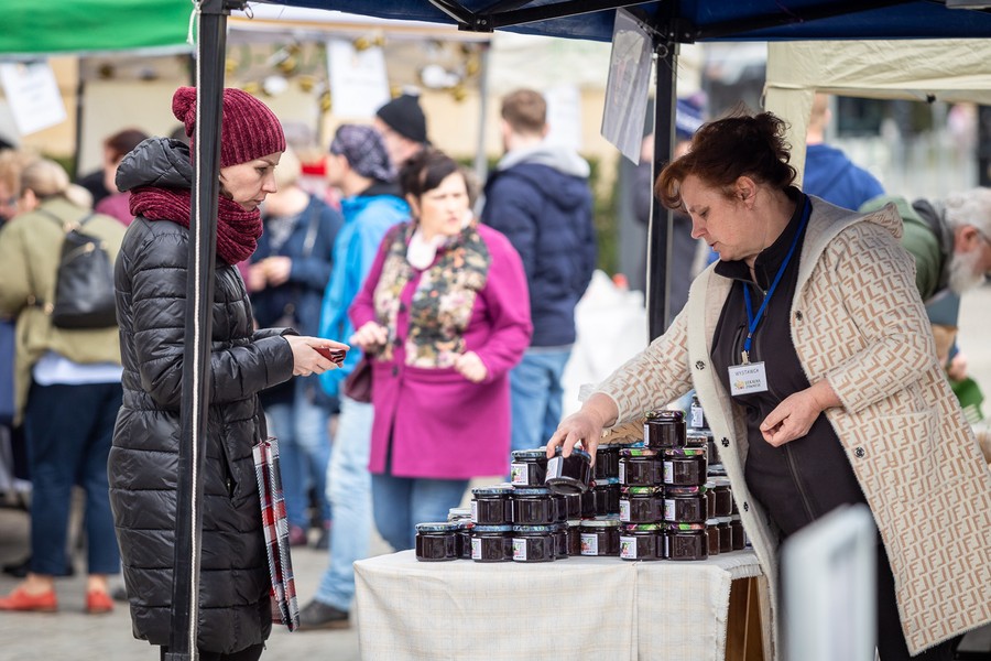 Wielkanocny jarmark przed Urzędem Marszałkowskim, fot. Szymon Zdziebło/tarantoga.pl dla UMWKP