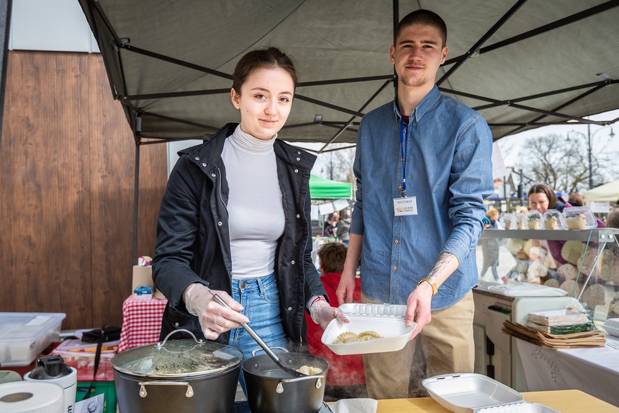 Wielkanocny jarmark przed Urzędem Marszałkowskim, fot. Szymon Zdziebło/tarantoga.pl dla UMWKP