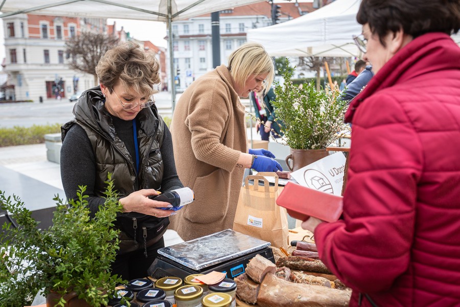 Wielkanocny jarmark przed Urzędem Marszałkowskim, fot. Szymon Zdziebło/tarantoga.pl dla UMWKP