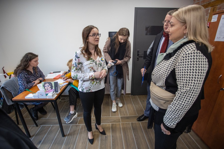 Wizyta radnych województwa w punkcie informacyjno-doradczym dla uchodźców z Ukrainy, fot. Mikołaj Kuras dla UMWKP