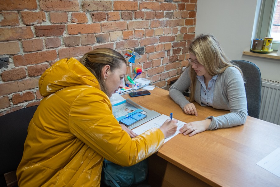 Wizyta radnych województwa w punkcie informacyjno-doradczym dla uchodźców z Ukrainy, fot. Mikołaj Kuras dla UMWKP