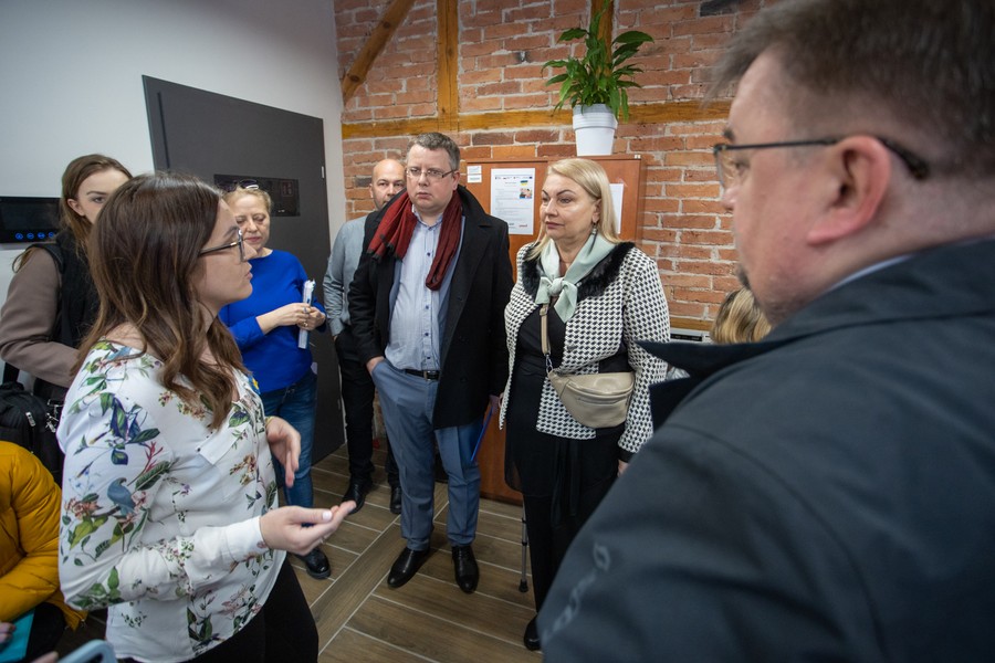 Wizyta radnych województwa w punkcie informacyjno-doradczym dla uchodźców z Ukrainy, fot. Mikołaj Kuras dla UMWKP