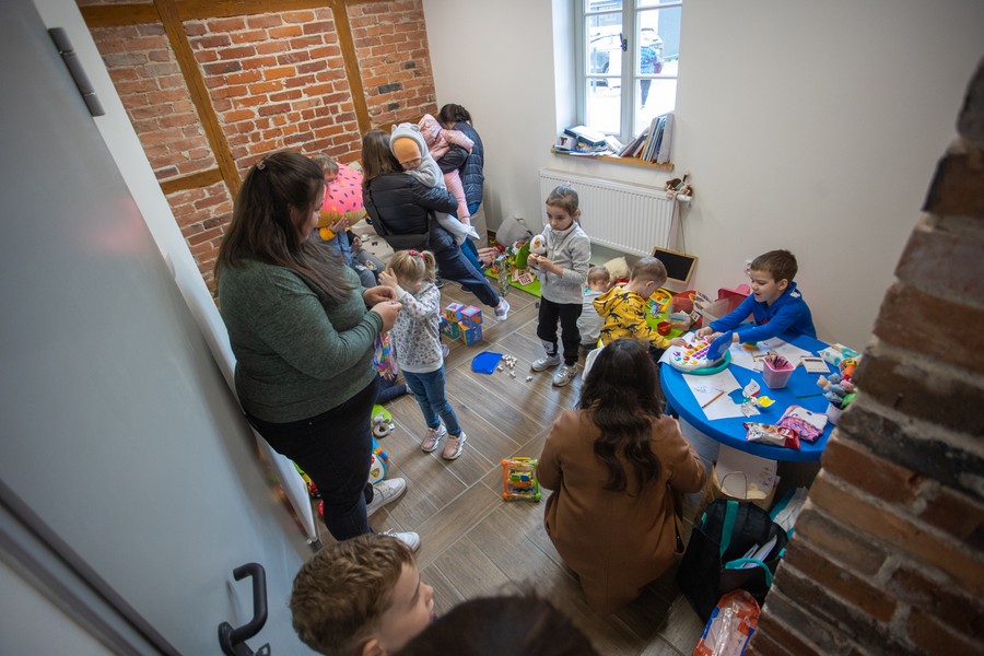 Wizyta radnych województwa w punkcie informacyjno-doradczym dla uchodźców z Ukrainy, fot. Mikołaj Kuras dla UMWKP