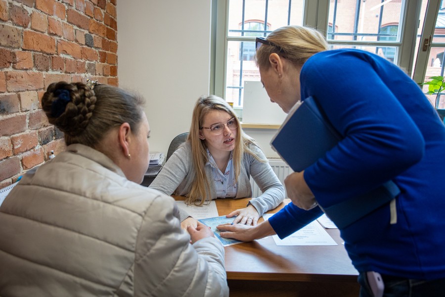 Wizyta radnych województwa w punkcie informacyjno-doradczym dla uchodźców z Ukrainy, fot. Mikołaj Kuras dla UMWKP