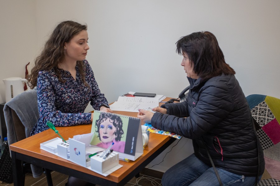 Wizyta radnych województwa w punkcie informacyjno-doradczym dla uchodźców z Ukrainy, fot. Mikołaj Kuras dla UMWKP