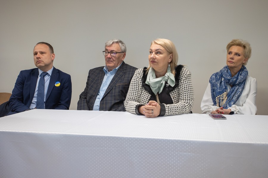 Wizyta radnych województwa w punkcie informacyjno-doradczym dla uchodźców z Ukrainy, fot. Mikołaj Kuras dla UMWKP