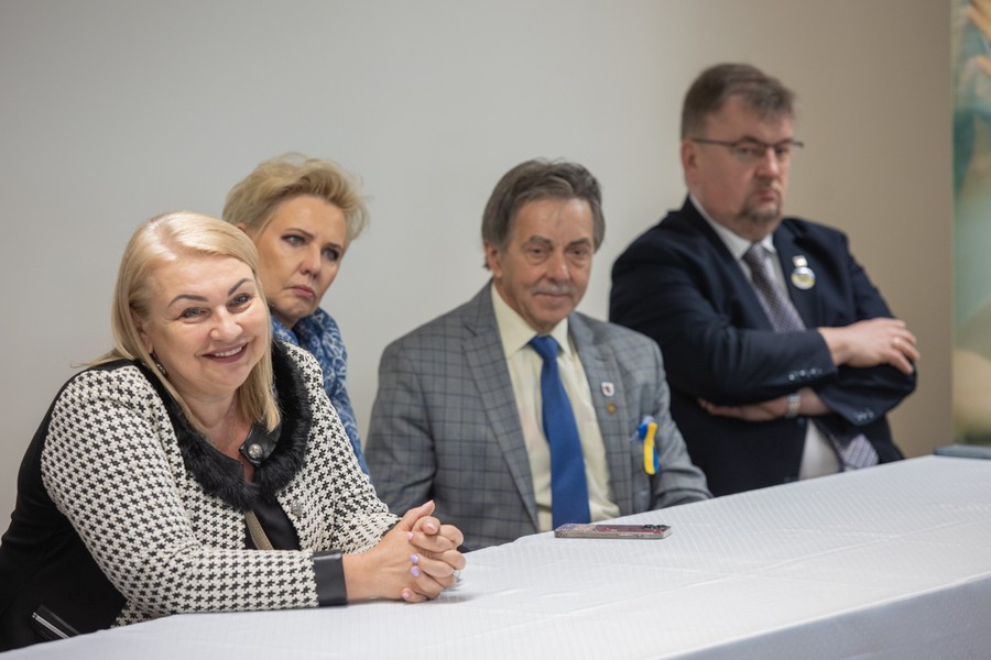 Wizyta radnych województwa w punkcie informacyjno-doradczym dla uchodźców z Ukrainy, fot. Mikołaj Kuras dla UMWKP