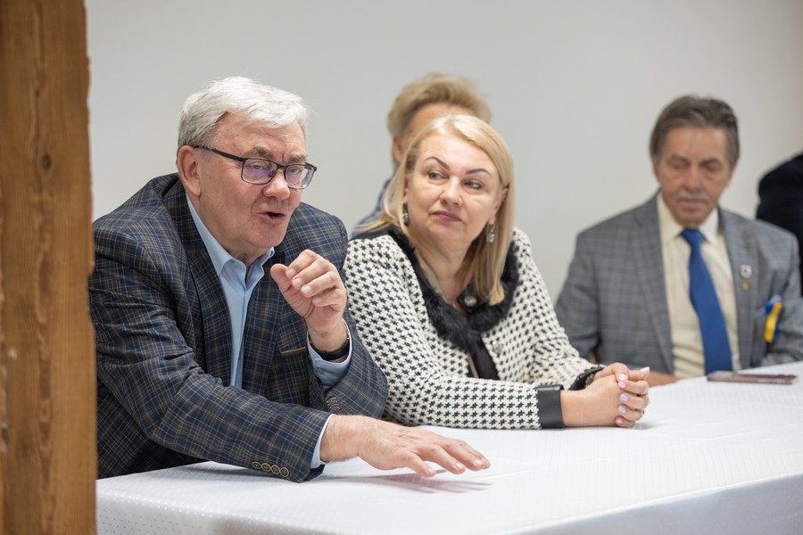 Wizyta radnych województwa w punkcie informacyjno-doradczym dla uchodźców z Ukrainy, fot. Mikołaj Kuras dla UMWKP