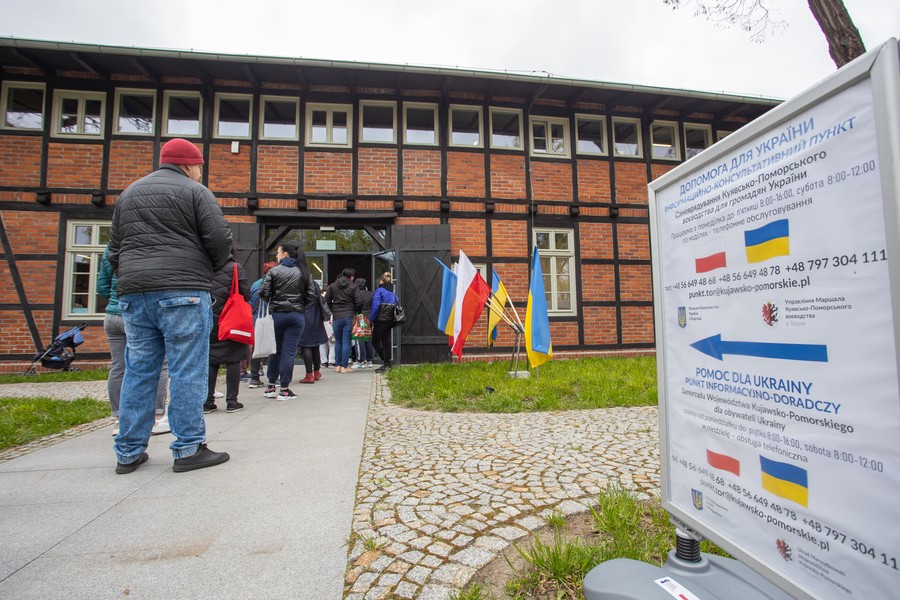 Wizyta radnych województwa w punkcie informacyjno-doradczym dla uchodźców z Ukrainy, fot. Mikołaj Kuras dla UMWKP