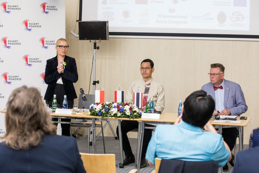 Panel dyskusyjny poświęcony współpracy pomiędzy Polską a Tajlandią, fot. Andrzej Goiński/UMWKP