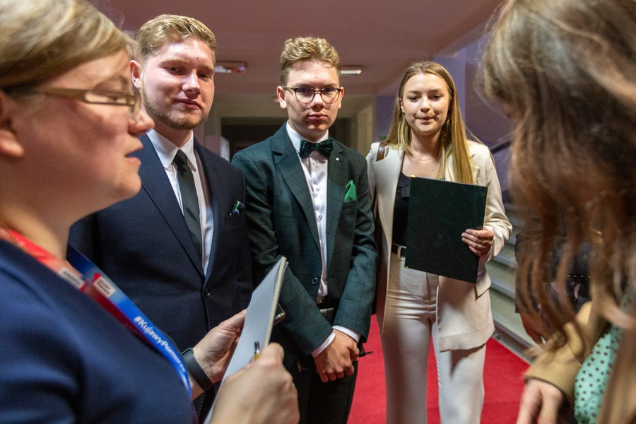 Sesja inauguracyjna Młodzieżowego Sejmiku Województwa, fot. Szymon Zdziebło/tarantoga.pl dla UMWKP