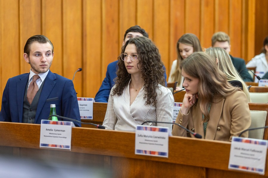 Sesja inauguracyjna Młodzieżowego Sejmiku Województwa, fot. Szymon Zdziebło/tarantoga.pl dla UMWKP