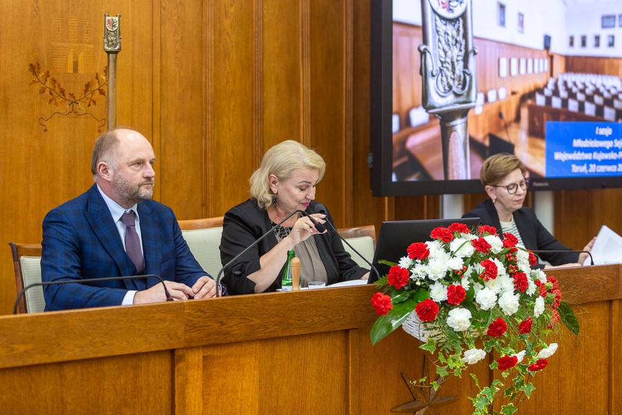 Sesja inauguracyjna Młodzieżowego Sejmiku Województwa, fot. Szymon Zdziebło/tarantoga.pl dla UMWKP