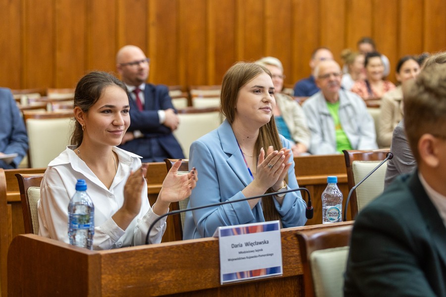 Sesja inauguracyjna Młodzieżowego Sejmiku Województwa, fot. Szymon Zdziebło/tarantoga.pl dla UMWKP