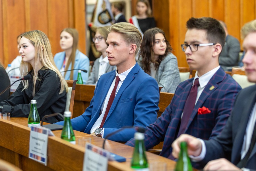 Sesja inauguracyjna Młodzieżowego Sejmiku Województwa, fot. Szymon Zdziebło/tarantoga.pl dla UMWKP