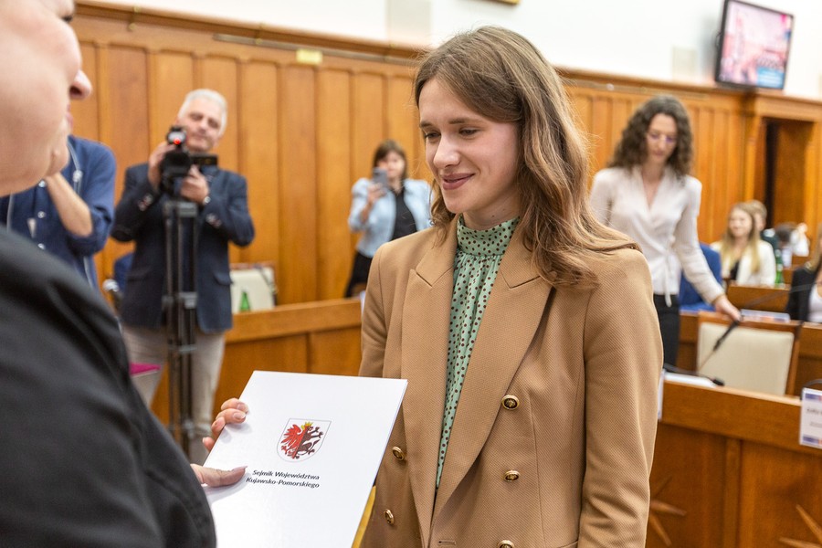 Sesja inauguracyjna Młodzieżowego Sejmiku Województwa, fot. Szymon Zdziebło/tarantoga.pl dla UMWKP