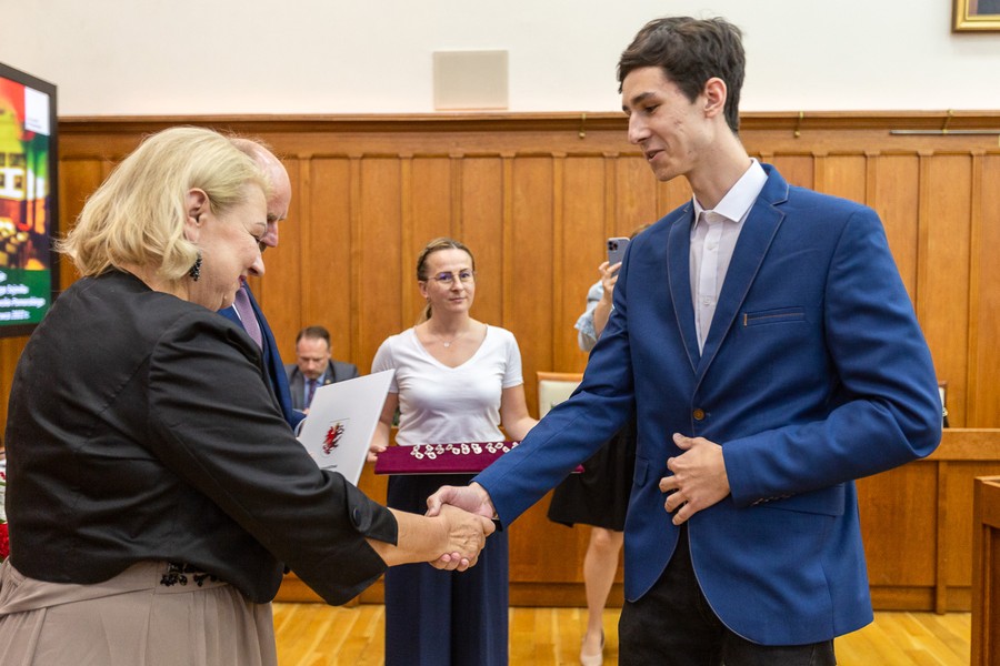 Sesja inauguracyjna Młodzieżowego Sejmiku Województwa, fot. Szymon Zdziebło/tarantoga.pl dla UMWKP