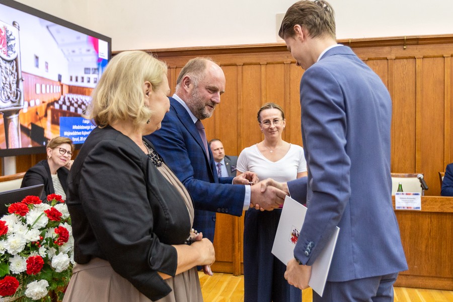 Sesja inauguracyjna Młodzieżowego Sejmiku Województwa, fot. Szymon Zdziebło/tarantoga.pl dla UMWKP
