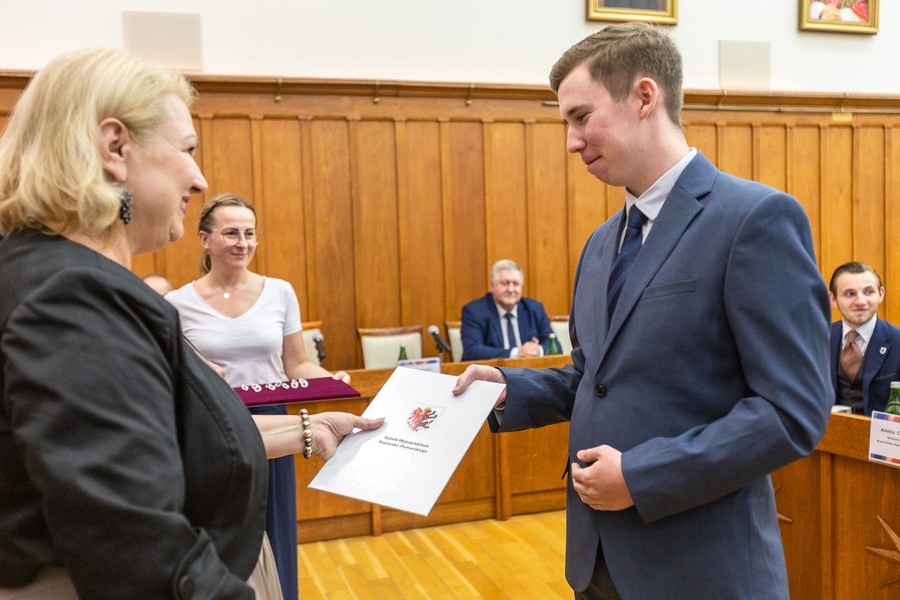Sesja inauguracyjna Młodzieżowego Sejmiku Województwa, fot. Szymon Zdziebło/tarantoga.pl dla UMWKP