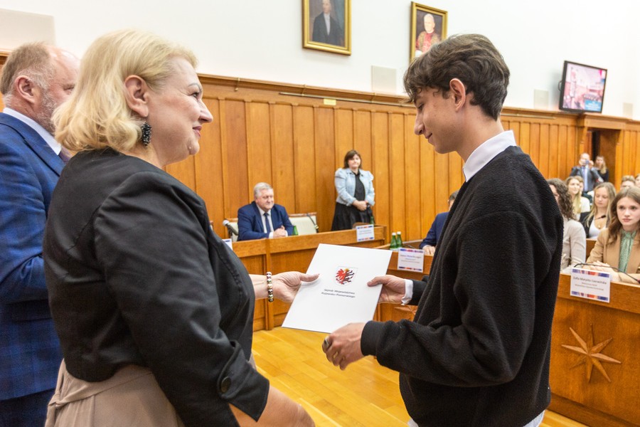Sesja inauguracyjna Młodzieżowego Sejmiku Województwa, fot. Szymon Zdziebło/tarantoga.pl dla UMWKP