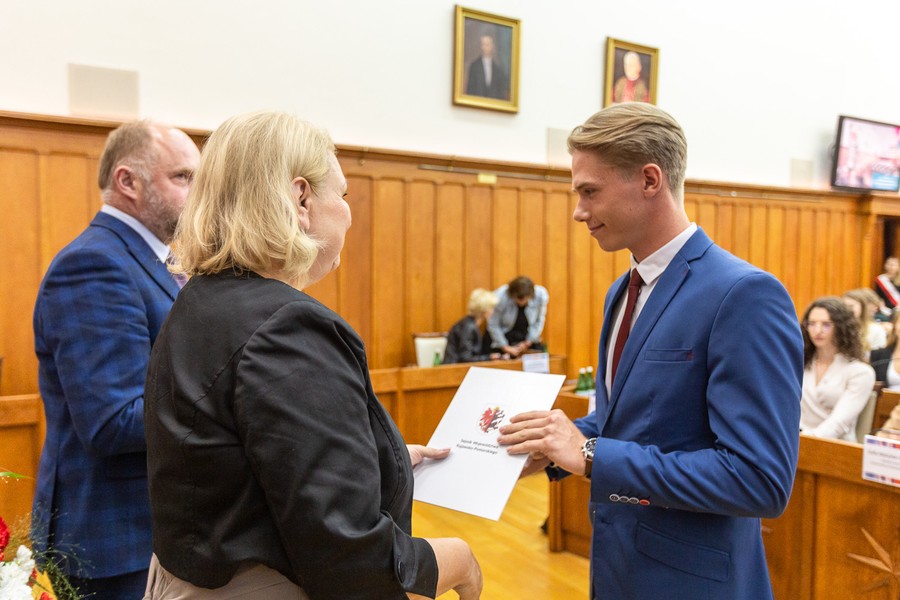 Sesja inauguracyjna Młodzieżowego Sejmiku Województwa, fot. Szymon Zdziebło/tarantoga.pl dla UMWKP