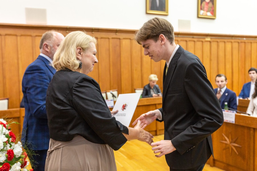 Sesja inauguracyjna Młodzieżowego Sejmiku Województwa, fot. Szymon Zdziebło/tarantoga.pl dla UMWKP