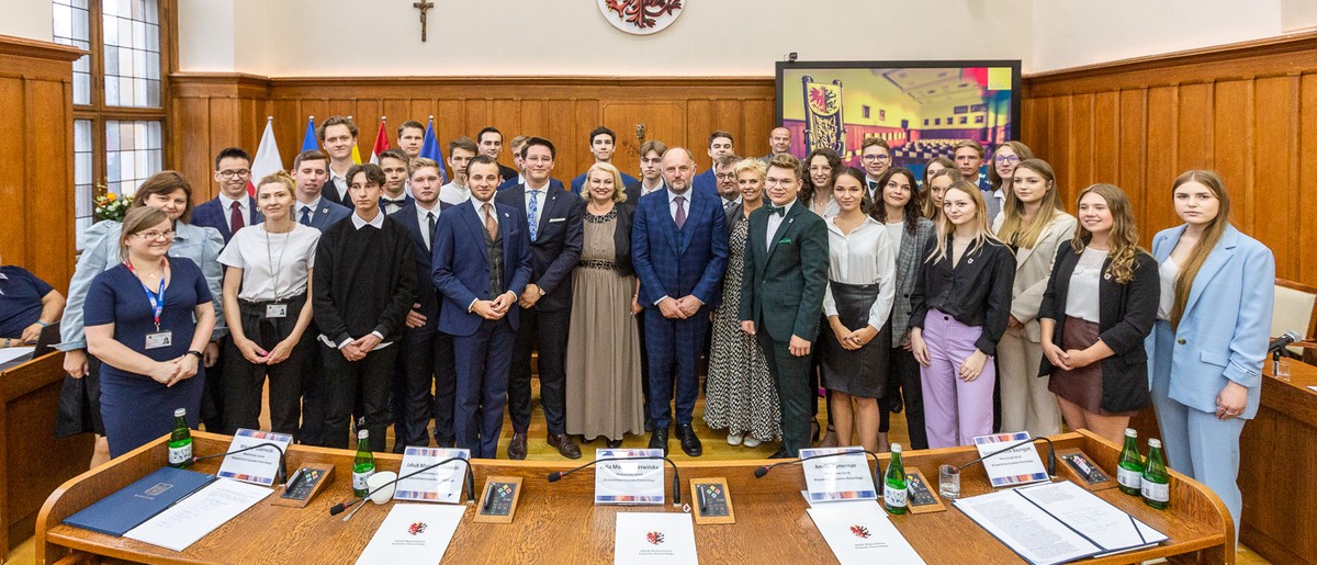 Sesja inauguracyjna Młodzieżowego Sejmiku Województwa, fot. Szymon Zdziebło/tarantoga.pl dla UMWKP