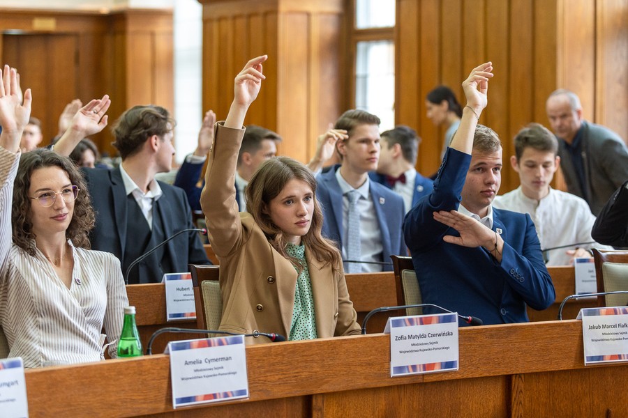 Sesja inauguracyjna Młodzieżowego Sejmiku Województwa, fot. Szymon Zdziebło/tarantoga.pl dla UMWKP