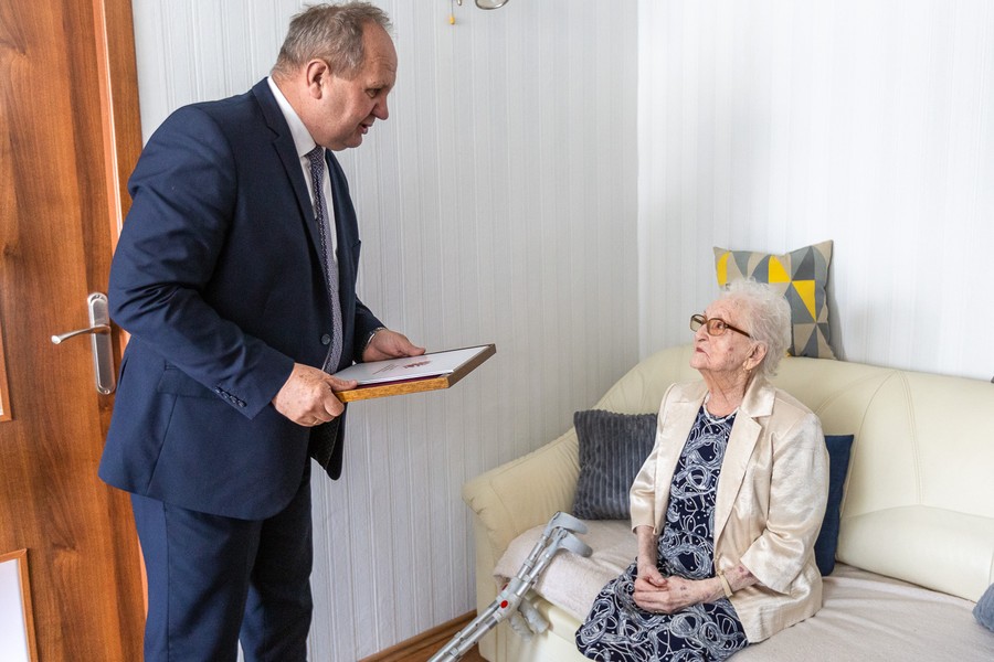 Medal dla Lucyny Sokołowskiej, fot. Szymon Zdziebło/tarantoga.pl dla UMWKP