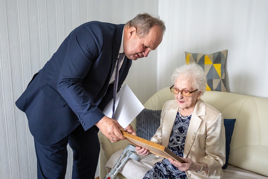 Medal dla Lucyny Sokołowskiej, fot. Szymon Zdziebło/tarantoga.pl dla UMWKP