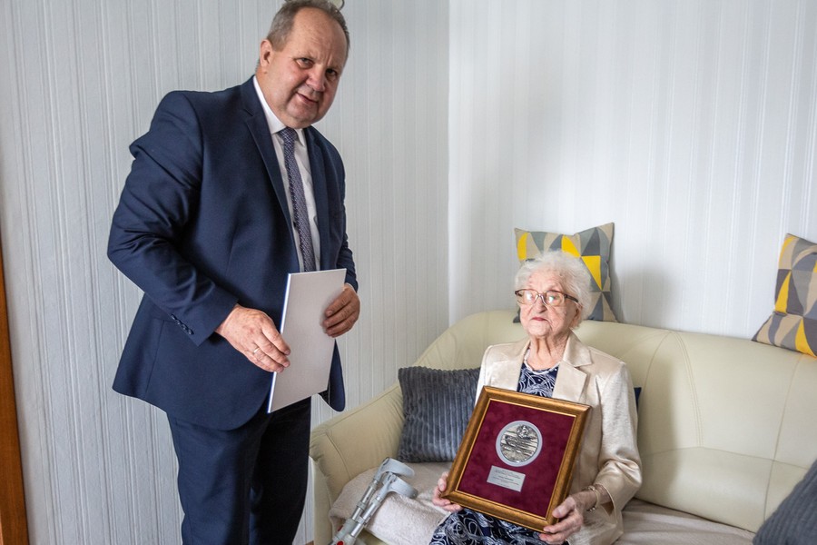 Medal dla Lucyny Sokołowskiej, fot. Szymon Zdziebło/tarantoga.pl dla UMWKP