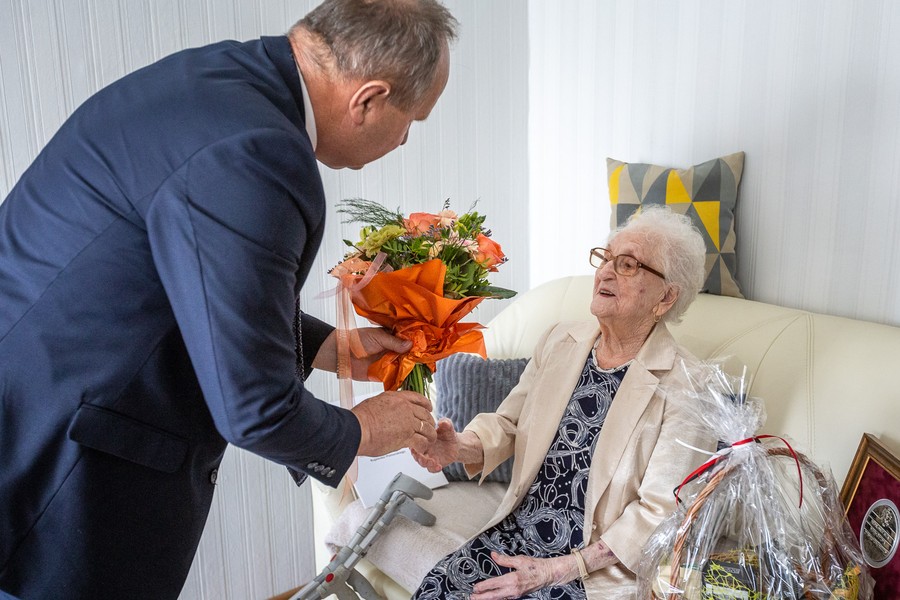 Medal dla Lucyny Sokołowskiej, fot. Szymon Zdziebło/tarantoga.pl dla UMWKP