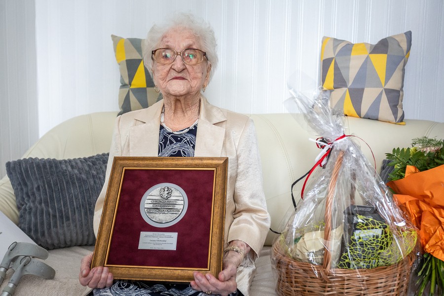 Medal dla Lucyny Sokołowskiej, fot. Szymon Zdziebło/tarantoga.pl dla UMWKP