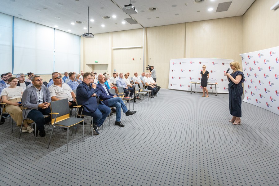 Wręczenie umów na dofinansowanie klubów sportowych, fot. Szymon Zdziebło/tarantoga.pl dla UMWKP