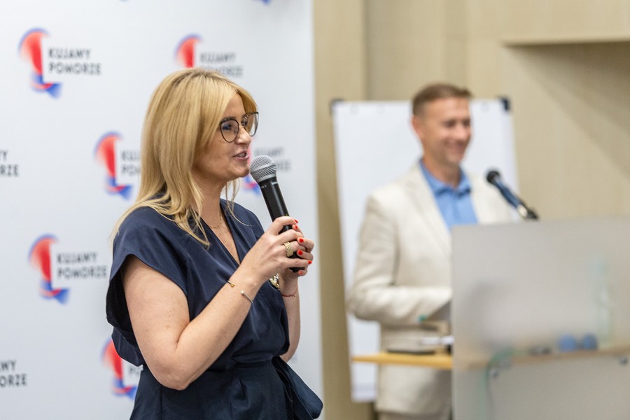 Wręczenie umów na dofinansowanie klubów sportowych, fot. Szymon Zdziebło/tarantoga.pl dla UMWKP