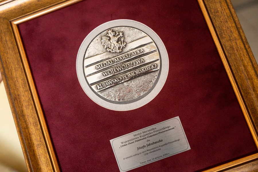 Medal dla Józefa Jakubaszka, fot. Szymon Zdziebło/tarangota.pl dla UMWKP