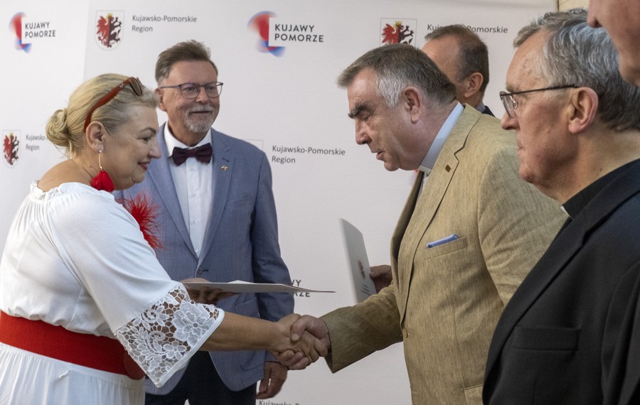 Wręczenie umów dotacyjnych na ochronę zabytków, fot. Wojtek Szabelski dla UMWKP