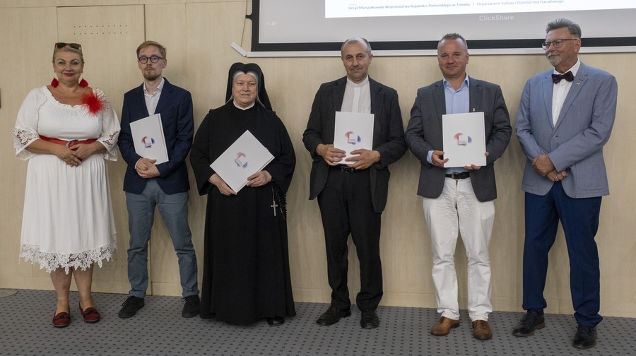 Wręczenie umów dotacyjnych na ochronę zabytków, fot. Wojtek Szabelski dla UMWKP