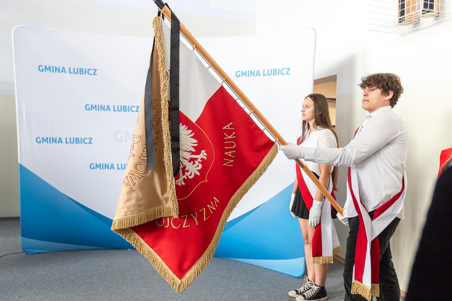 Inauguracja roku szkolnego w Lubiczu, fot. Szymon Zdziebło/tarantoga.pl dla UMWKP
