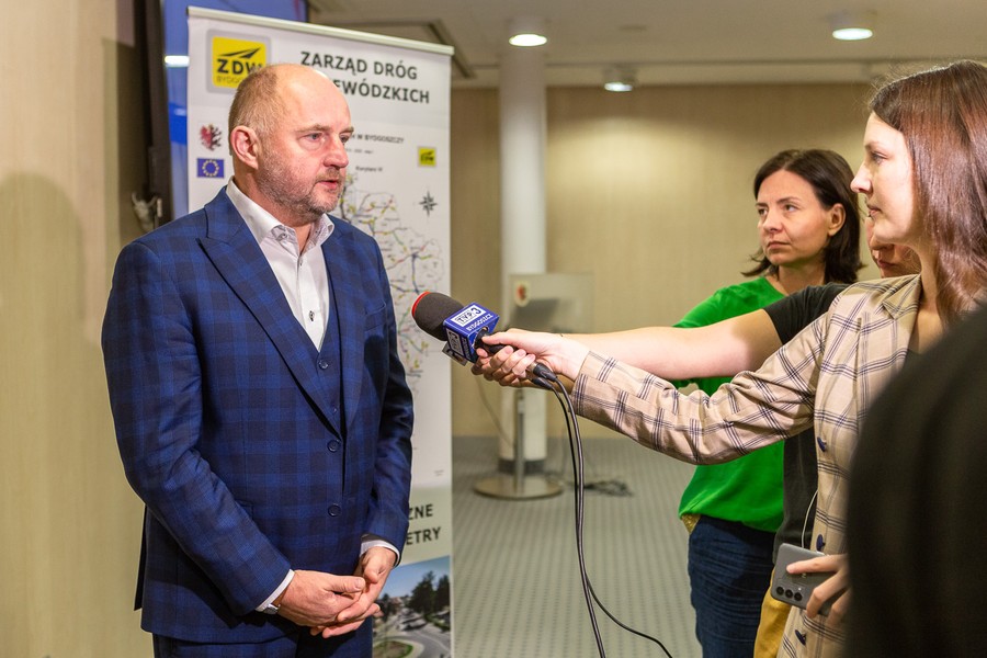 Podpisanie umowy na kolejny etap DW 544, fot. Szymon Zdziebło/tarantoga.pl dla UMWKP