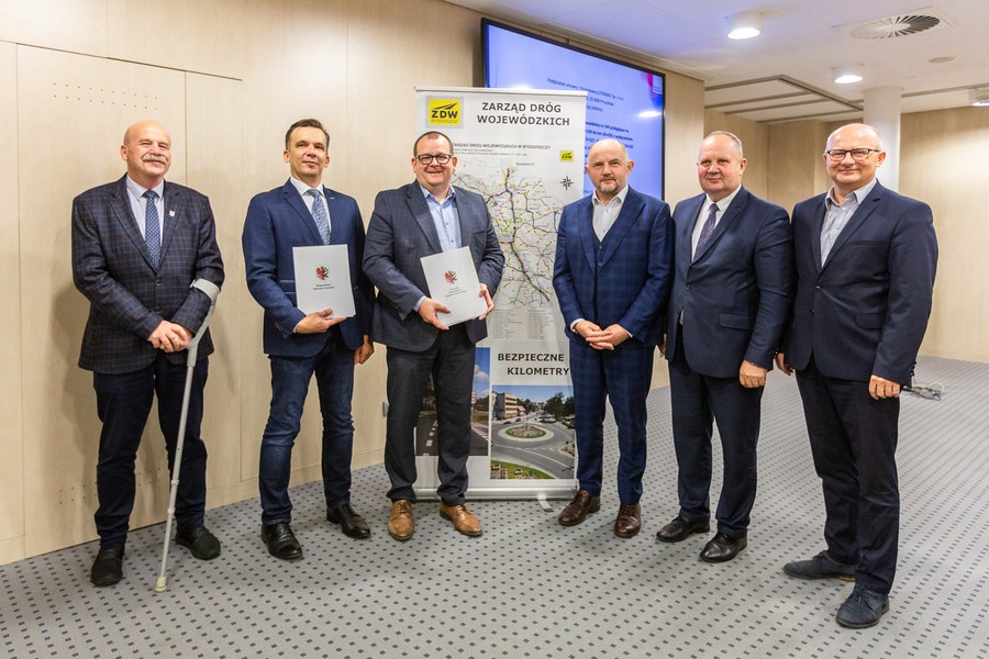 Podpisanie umowy na kolejny etap DW 544, fot. Szymon Zdziebło/tarantoga.pl dla UMWKP